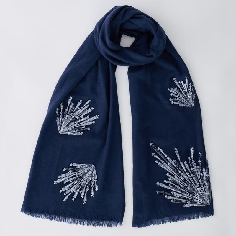 【輕奢】Phoebe璀璨流星訂珠蕾絲刺繡純羊絨Cashmere圍巾-牛仔藍