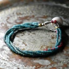 アンティークピーコックブルーシードビーズ、金赤ホワイトハーツの4連ブレス  貝ビーズ留め金