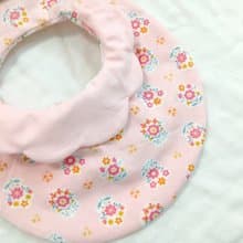 粉紅小花束。不壓邊圍兜 (可繡名字)