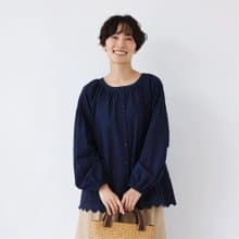 【繊細なスクラップ刺繡が華やか】オールシーズン愛用できる綿素材レースブラウス　前後２way 　紺色　250911-2