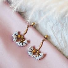 【 限量 】灑金捷克玻璃花叢耳環 粉藍