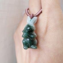 【親翠】 天然翡翠 獨一無二毛色冰綠泥巴兔 | 生肖兔 | 抱紅蘿蔔