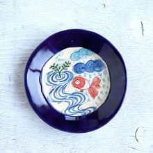 楽し気な金魚絵の丸い深皿・瑠璃