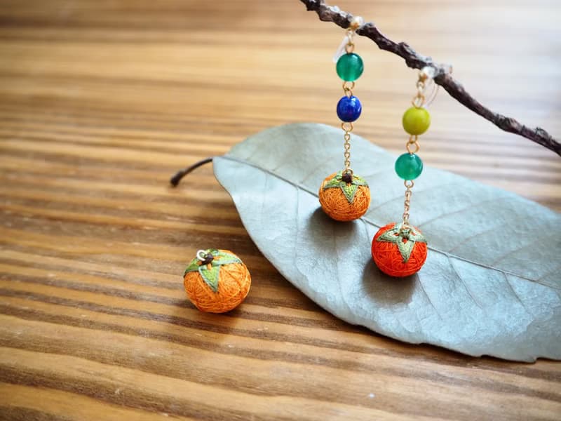 tachibanaya earrings Japanese TEMARI de 柿 アシンメトリー 秋 フルーツ 日本的傳統工藝 手鞠球 刺繡 耳環