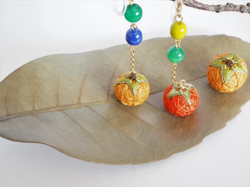 tachibanaya earrings Japanese TEMARI de 柿 アシンメトリー 秋 フルーツ 日本的傳統工藝 手鞠球 刺繡 耳環