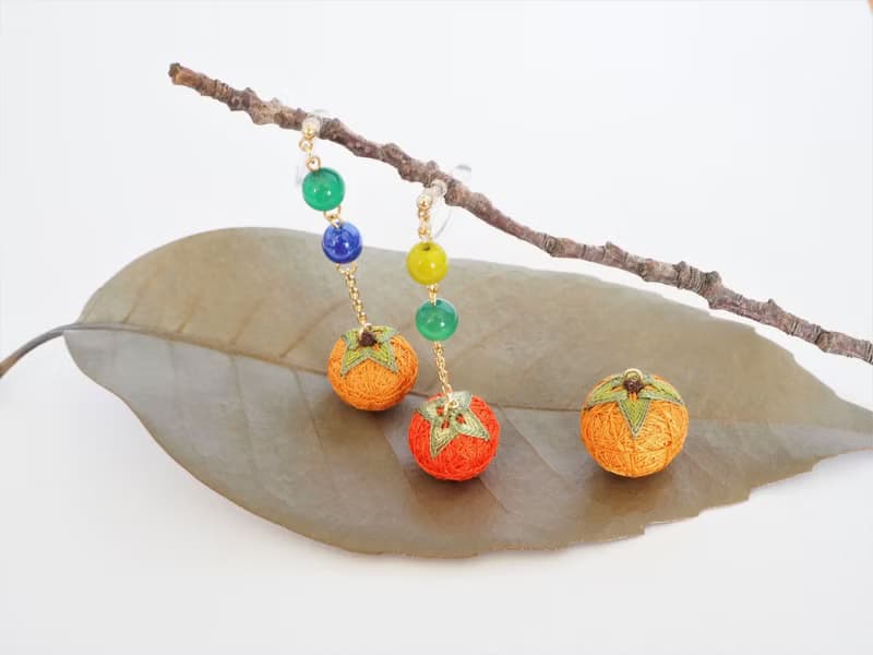 tachibanaya earrings Japanese TEMARI de 柿 アシンメトリー 秋 フルーツ 日本的傳統工藝 手鞠球 刺繡 耳環