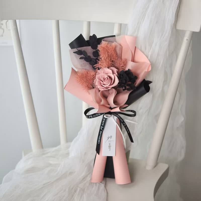 【艸弄Garden Lane Floral】Black Pink風永生花束-單朵