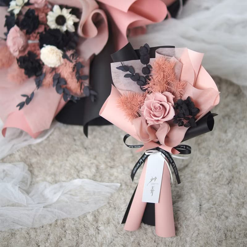 【艸弄Garden Lane Floral】Black Pink風永生花束-單朵