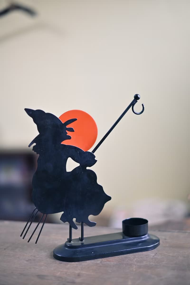 早期巫婆蠟燭台