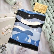 袋物系列-美國限量薄棉布清新藍夜山丘款-7.8吋電子書保護套-收納