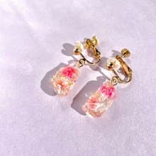 ドライフラワーのレジンピアス　イヤリング　ピンク
