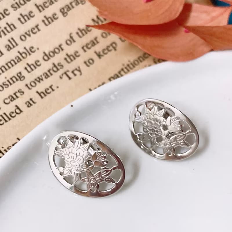 【西洋古董飾品】雅緻曲橢圓花雕精緻花卉葉片 質感耳環耳夾