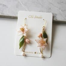 【百合耳環】不對稱百合花耳環 珍珠 優雅浪漫 耳環 耳夾