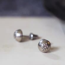 限量－鈕扣系列－立體小銀果刻花耳環