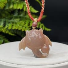 高品質珊瑚玉吊墜高冰玉化果凍體手雕萌板蝙蝠福從天降福在眼前