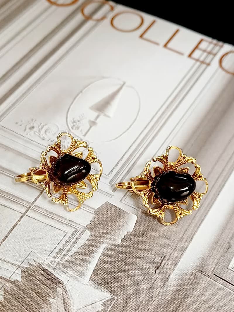 vintage jewelry 古典黑石金色花瓣 夾式耳環