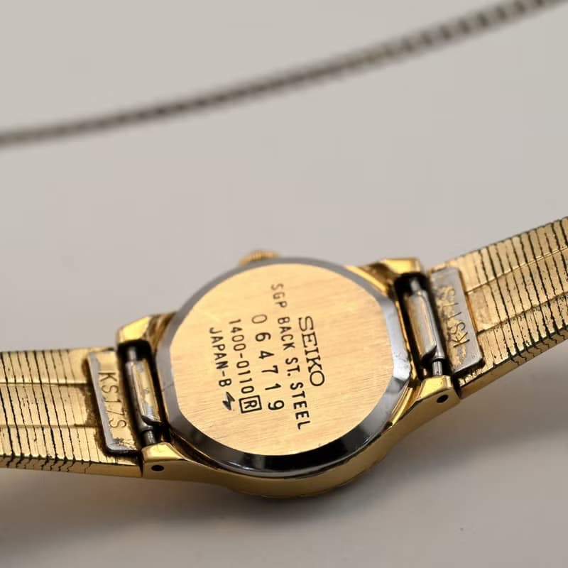 ヴィンテージ SEIKO ラウンド 19mm ゴールドベルト 黒文字盤 ステンレス 女性用 クォーツ 腕時計 手錶 古董錶 復古手錶