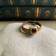 戒指 日本白瓷 自然釉色 無限看不膩色調 真皮革 字母系列