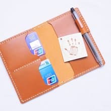 【雙咭位插筆護照夾-橘棕｜TAN 】好好縫 皮革材料包 免費刻字 手工包 PASSPORT HOLDER 皮夾 護照夾 證件套 旅行 簡約實用 意大利皮 植鞣革 皮革DIY 伴侶 纖薄 真皮 原色啡黑深藍綠橙紅灰等 超過五十皮色選擇