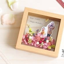 【写真データを送るだけ誕生日/送別/結婚祝い/還暦祝い】可愛いお花畑_プリザーブドとドライフラワーのガラスフレーム