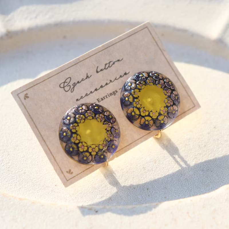 小花花圈 / 捷克玻璃鈕扣飾品(耳夾)