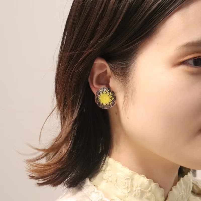 小花花圈 / 捷克玻璃鈕扣飾品(耳夾)