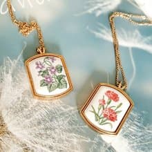 vintage jewelry  AVON  1980年 康乃馨 結梗 瓷繪紀念項鍊