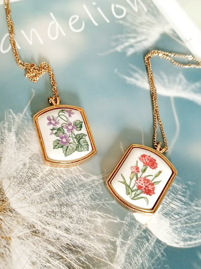 vintage jewelry  AVON  1980年 康乃馨 結梗 瓷繪紀念項鍊