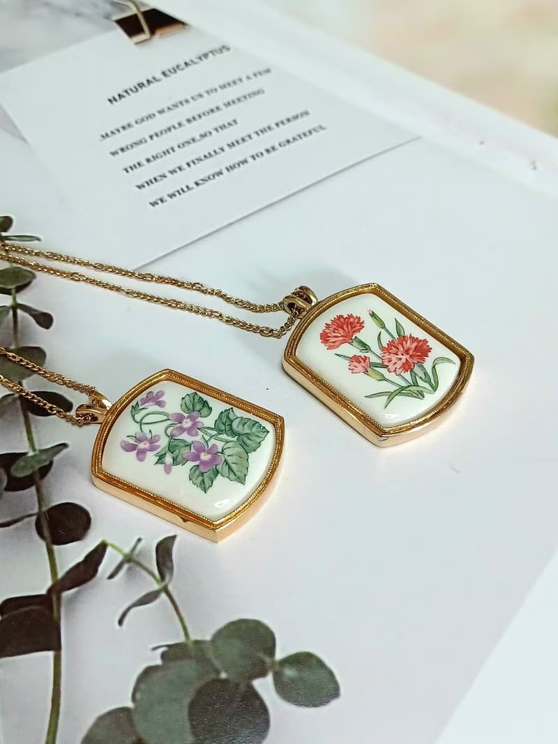 vintage jewelry  AVON  1980年 康乃馨 結梗 瓷繪紀念項鍊