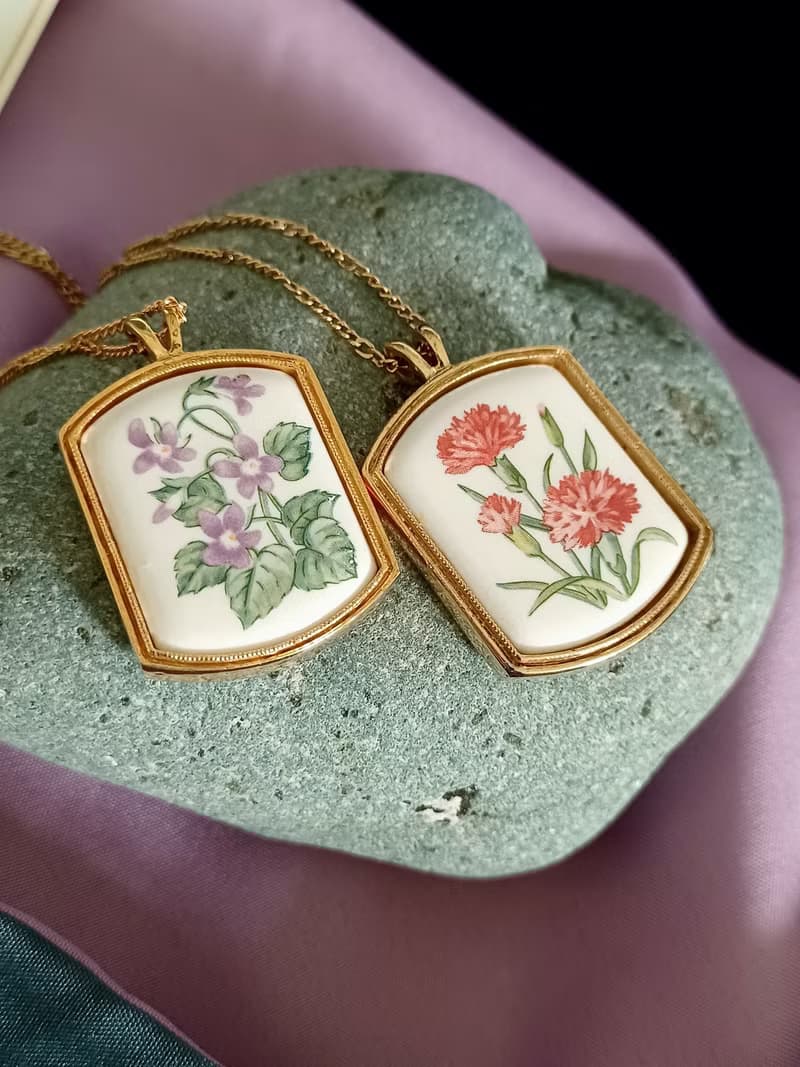 vintage jewelry  AVON  1980年 康乃馨 結梗 瓷繪紀念項鍊