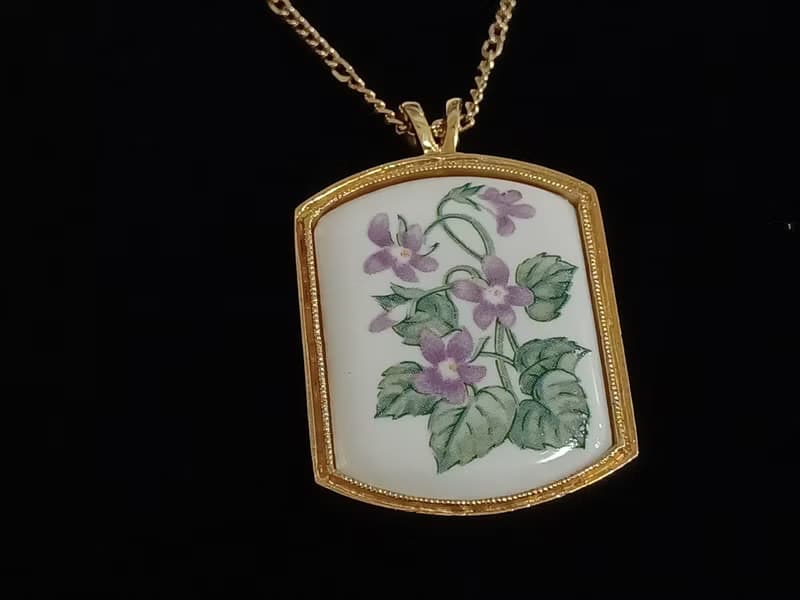 vintage jewelry  AVON  1980年 康乃馨 結梗 瓷繪紀念項鍊