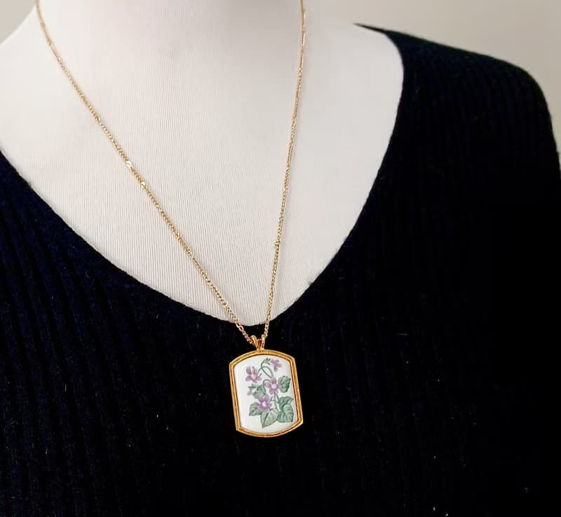 vintage jewelry  AVON  1980年 康乃馨 結梗 瓷繪紀念項鍊