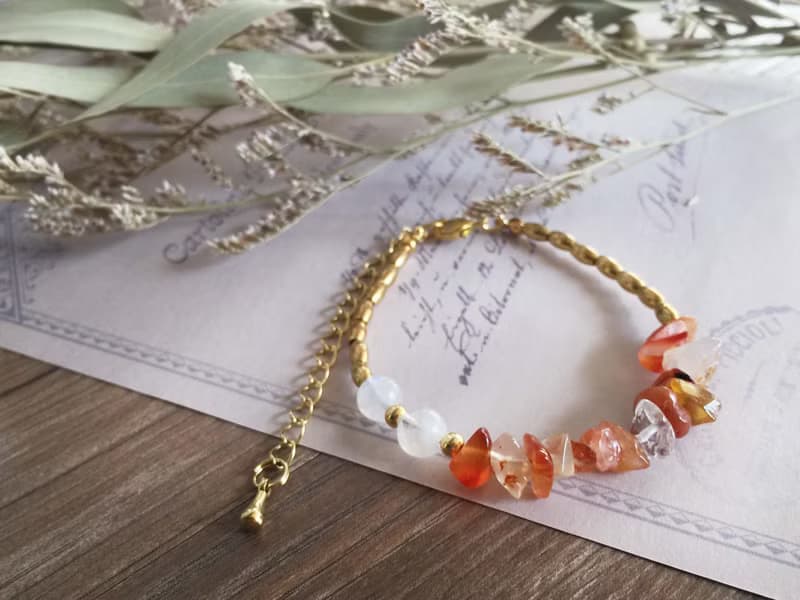 | 紅玉髓+月光石 | 黃銅 x 手鍊 x 手環。好做作。