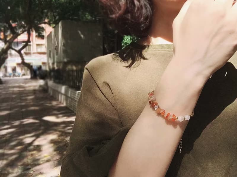 | 紅玉髓+月光石 | 黃銅 x 手鍊 x 手環。好做作。