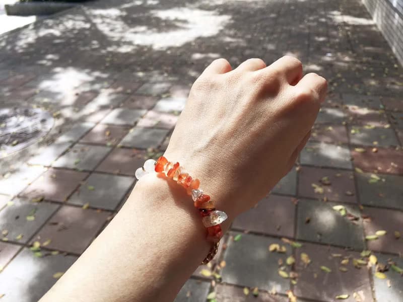 | 紅玉髓+月光石 | 黃銅 x 手鍊 x 手環。好做作。