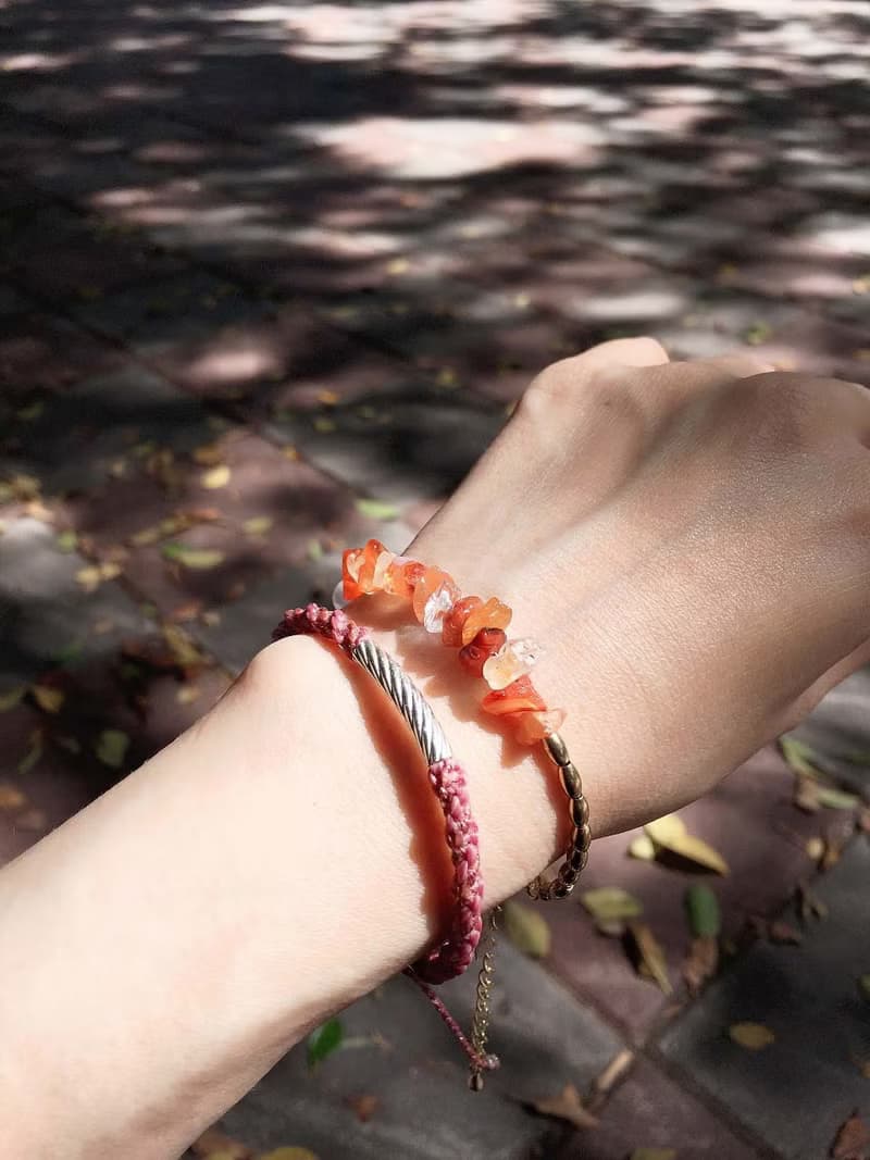 | 紅玉髓+月光石 | 黃銅 x 手鍊 x 手環。好做作。