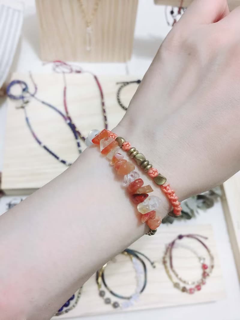 | 紅玉髓+月光石 | 黃銅 x 手鍊 x 手環。好做作。