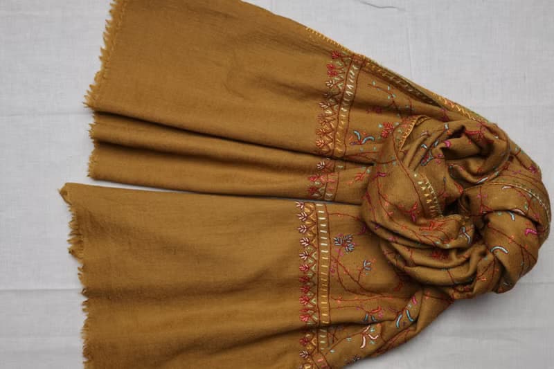 【畢業禮物】喀什米爾羊絨手工刺繡藤蔓圍巾披肩芥末黃快速出貨