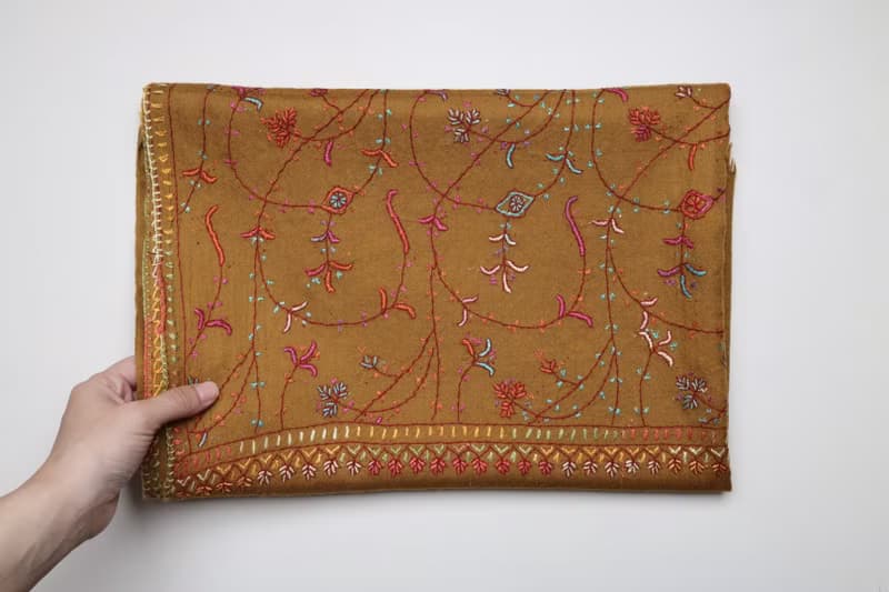 【畢業禮物】喀什米爾羊絨手工刺繡藤蔓圍巾披肩芥末黃快速出貨