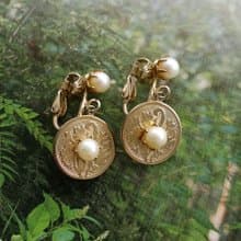 【西洋古董飾品 】金色調 氣質 壓紋 優雅珍珠 夾式耳環