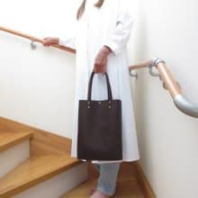 新作・牛革・たっぷり収納・A４対応・三角マチタテ型トート・ワンレザー・スムースチョコ・0525