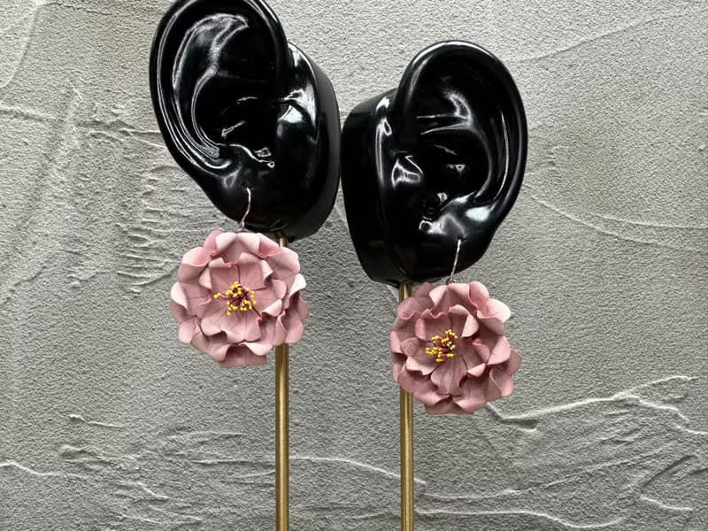 皮革八重櫻耳環│純銀耳針│耳勾│耳夾款式【花】