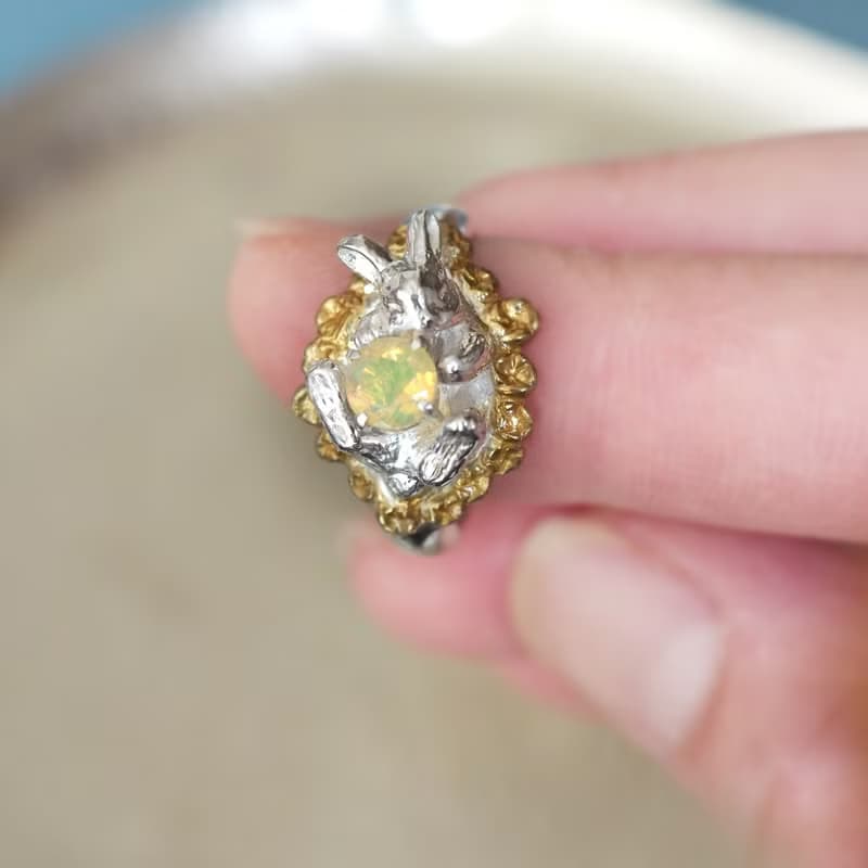 宝石を抱いたお花畑の白うさぎリング オパール