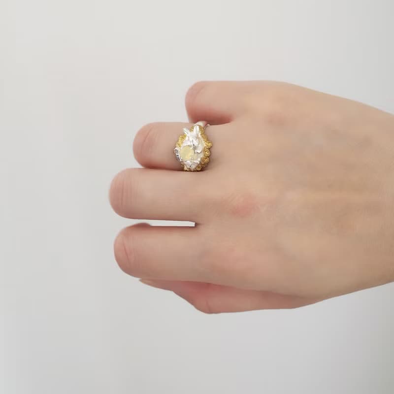 宝石を抱いたお花畑の白うさぎリング オパール