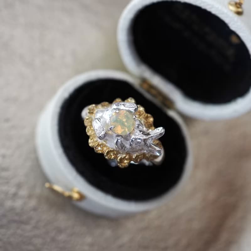 宝石を抱いたお花畑の白うさぎリング オパール