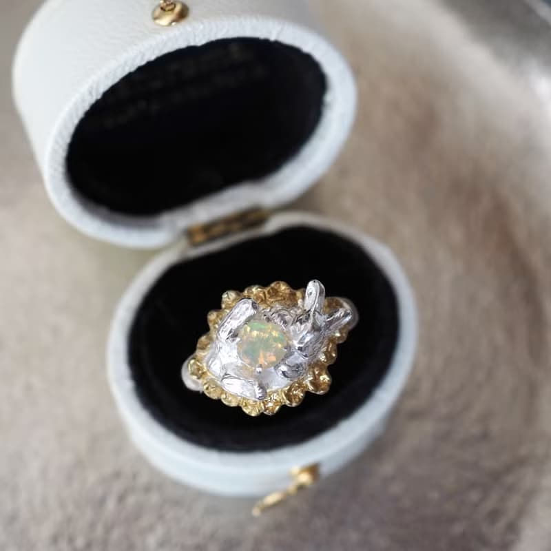 宝石を抱いたお花畑の白うさぎリング オパール