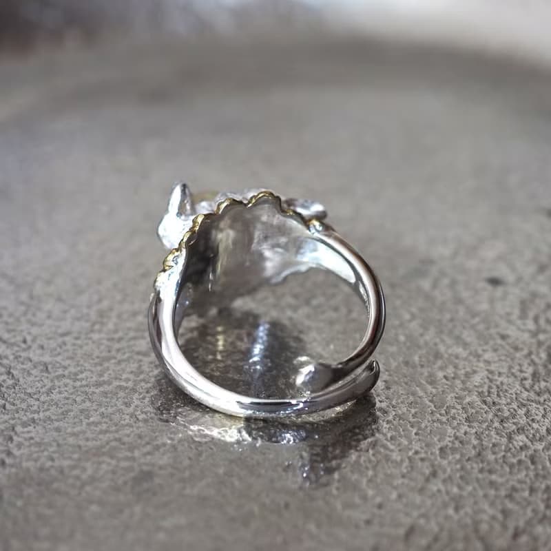 宝石を抱いたお花畑の白うさぎリング オパール