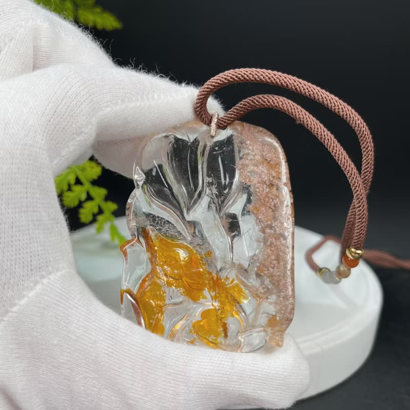 冰透幽靈水晶吊墜 立體手雕九尾狐梅花方牌項錬 共生黃膠花黑髮晶