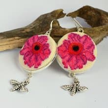 帶有蜜蜂吊飾的洋紅色花朵刺繡耳環 十字繡首飾