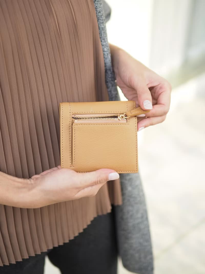 Hannah (Vanilla) : Small leather short wallet, folded wallet, Mini wallet